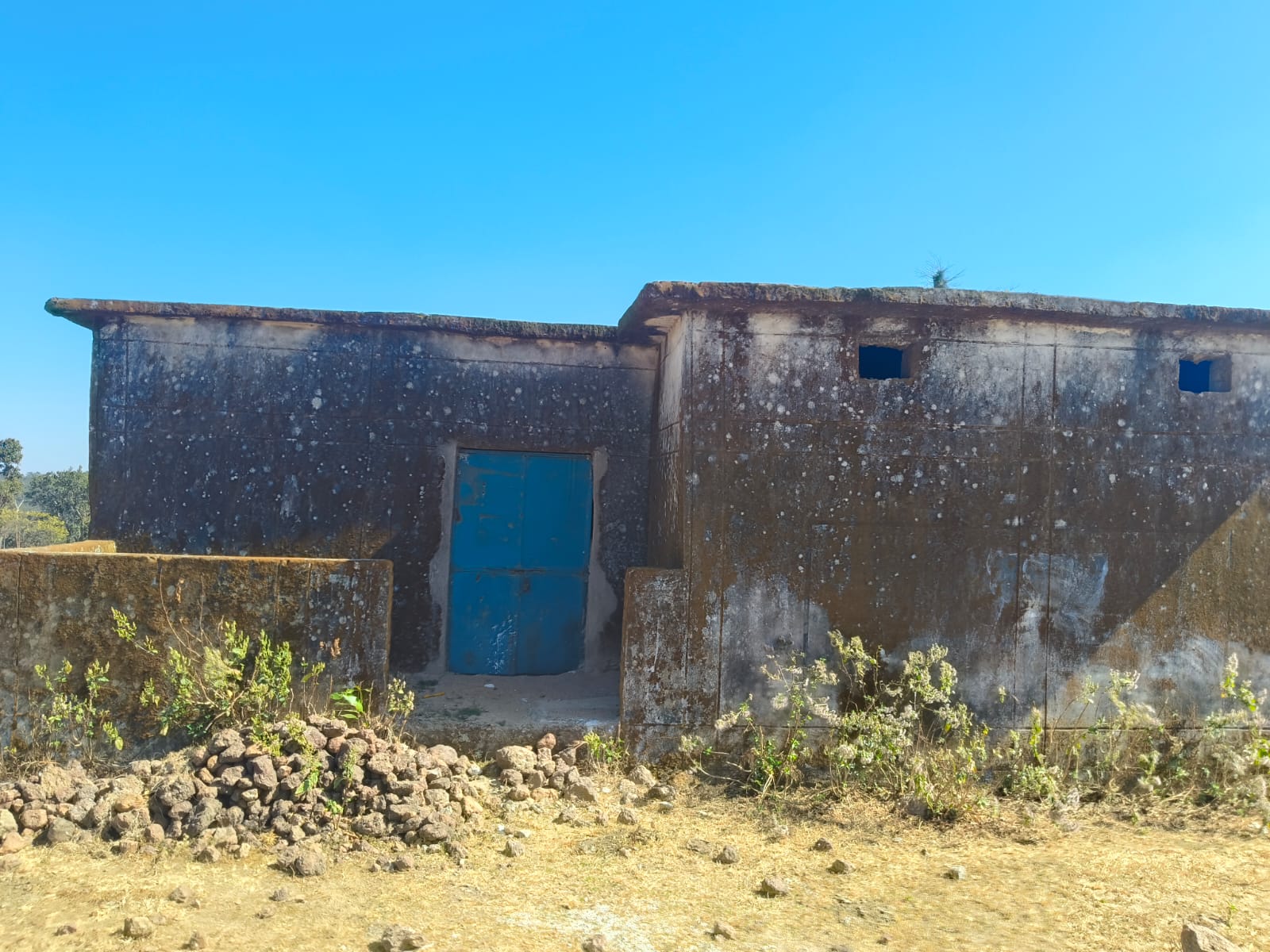 आंगनवाड़ी भवन पूर्ण होने से पहले हुआ जर्जर,अब भी किराए के मकान में संचालित हो रहा आंगनबाड़ी केंद्र 