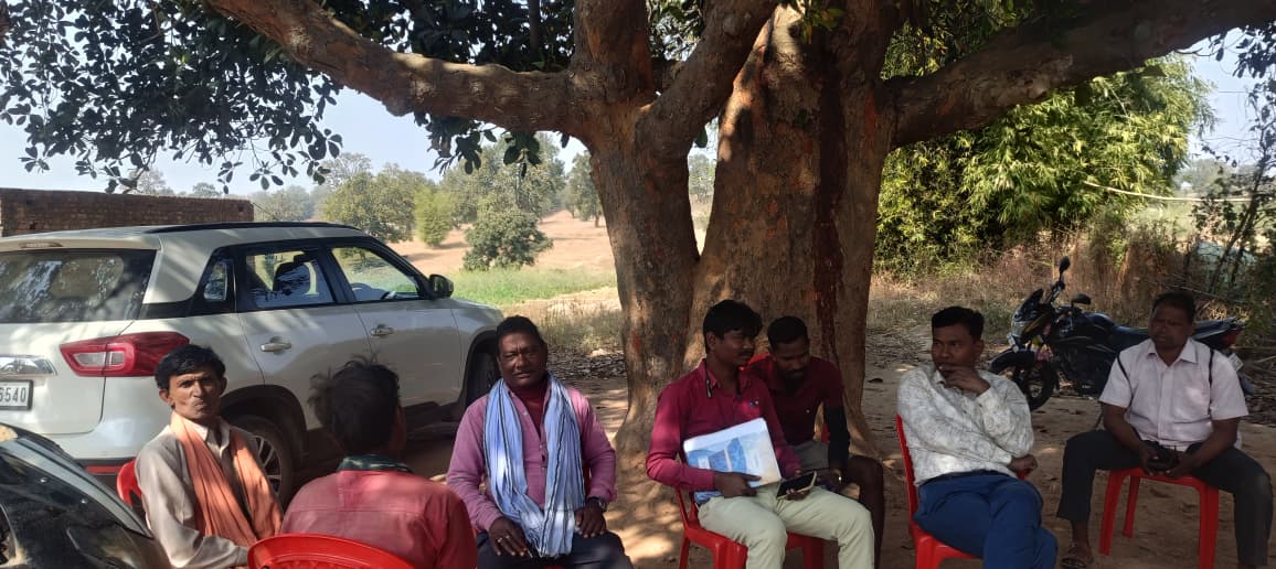 राशन वितरण नहीं होने की शिकायत के बाद जांच करने पहुंचे खाद्य निरीक्षक