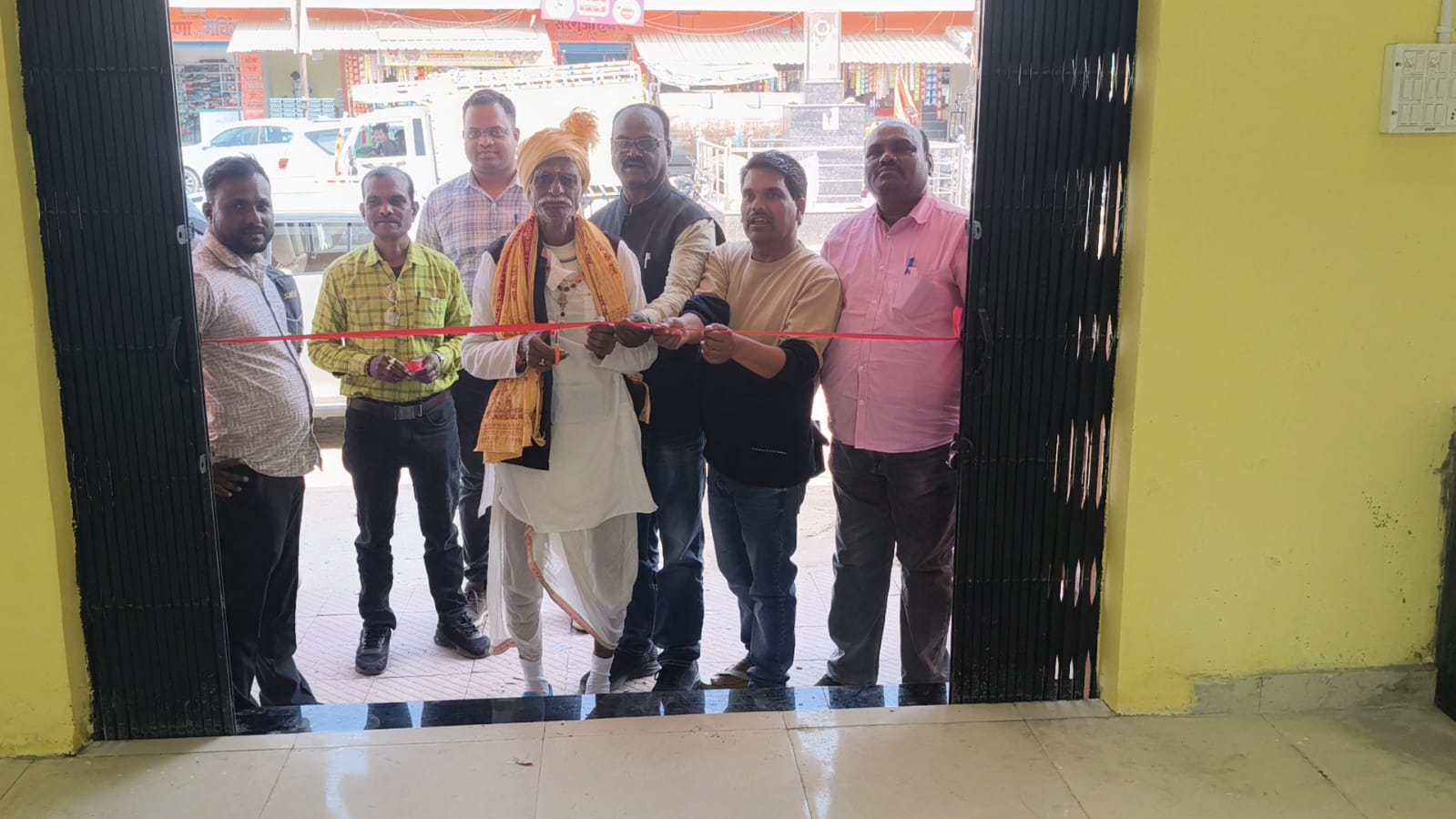 बस स्टैंड में बुजुर्ग यात्री ने यात्री प्रतीक्षालय का फीता काटकर किया उद्घाटन