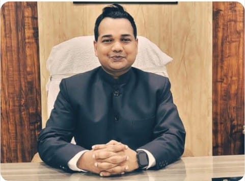 आदिवासी समाज सड़कों पर उतारे ग्रामीण क्षेत्र में तनाव,हत्या के आरोप में एसडीएम सहित तीन गिरफ्तार,न्यायिक रिमांड में भेजा गया जेल 