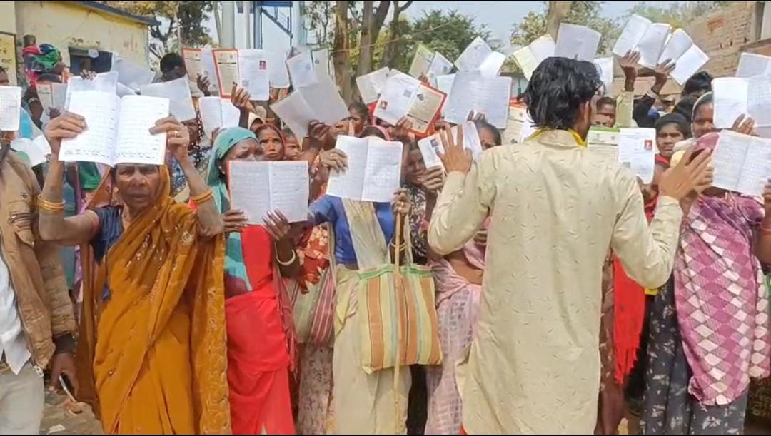 राशन वितरण नहीं होने से आक्रोशित ग्रामीणों ने उचित मूल्य दुकान में जड़ा ताला