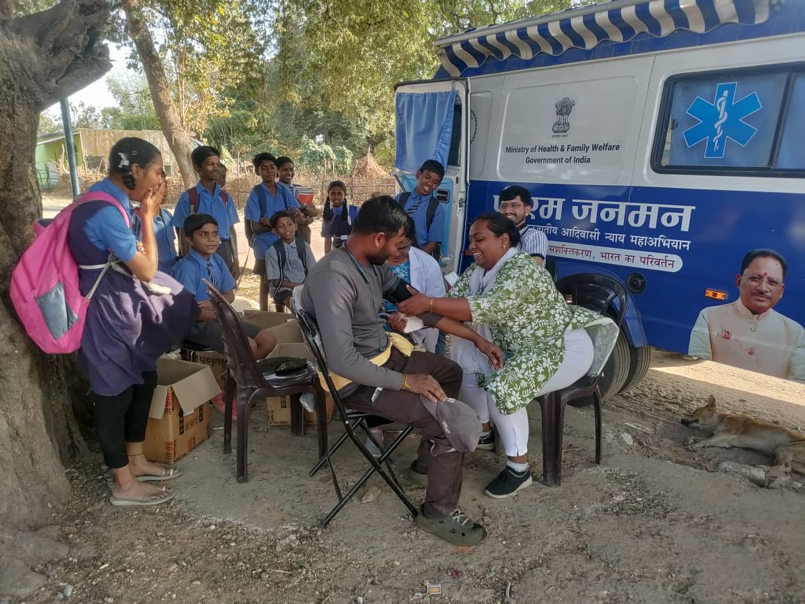 दुर्गम क्षेत्रों में स्वास्थ्य सेवाओं की कमी को दूर कर रही हैं मोबाइल मेडिकल यूनिट्स; 2400 से अधिक शिविरों में 40,000 से ज्यादा मरीज हुए लाभान्वित