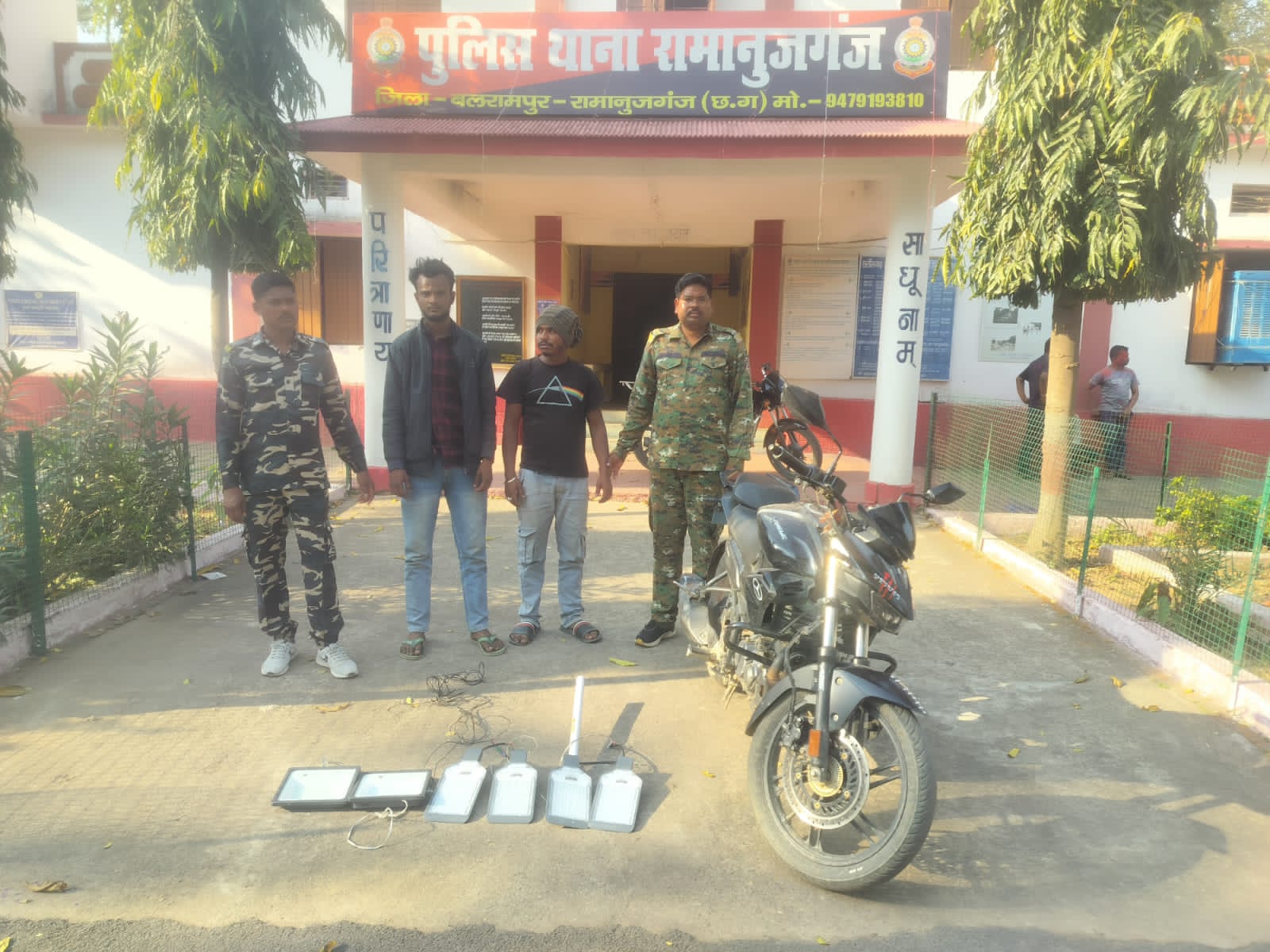 पॉलिटेक्निक कॉलेज एवं मोबाईल दुकान में घुसकर चोरी करने वाले तीन आरोपी भेजे गए सलाखों के पीछे