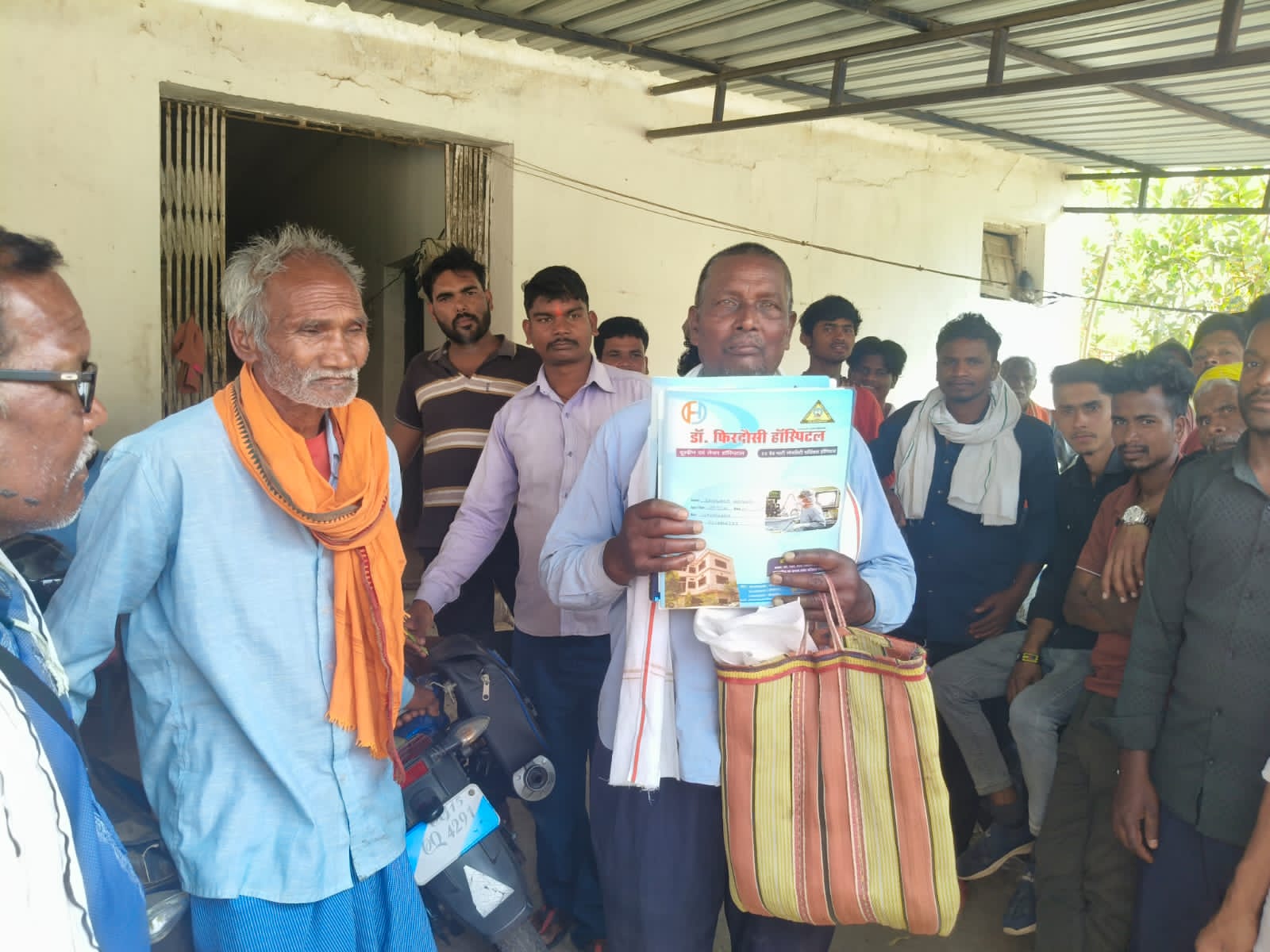 सहकारी बैंक से पैसा नहीं मिलने पर किसानों ने किया जमकर प्रदर्शन