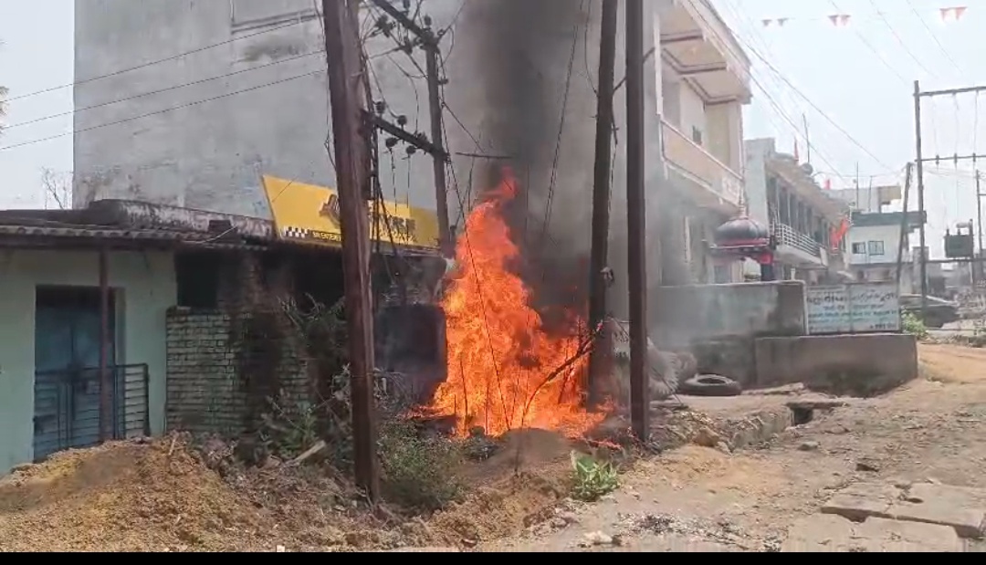 शॉर्ट सर्किट से ट्रांसफार्मर में भीषण आग, दुकानदारों ने सामान बचाया