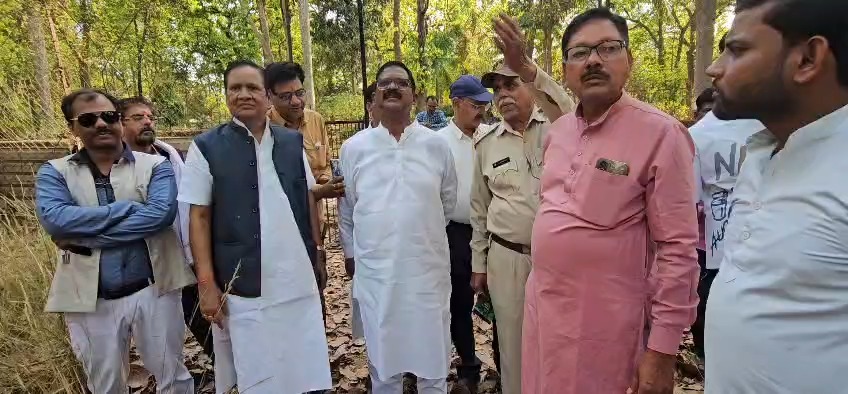 अमरजीत भगत की अगुवाई में कांग्रेस जांच कमेटी पहुंची संजय पार्क, कुत्तों के घुसने वाले स्थान पर उठाए सवाल