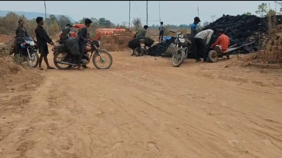 सरगुजा जिले में चिमनी भट्ठों तक बाइकर्स के जरिए अवैध कोयला सप्लाई का बड़ा खेल उजागर, कोयला माफिया मजदूरों से खुदाई करा रहे अवैध खदानों का संचालन