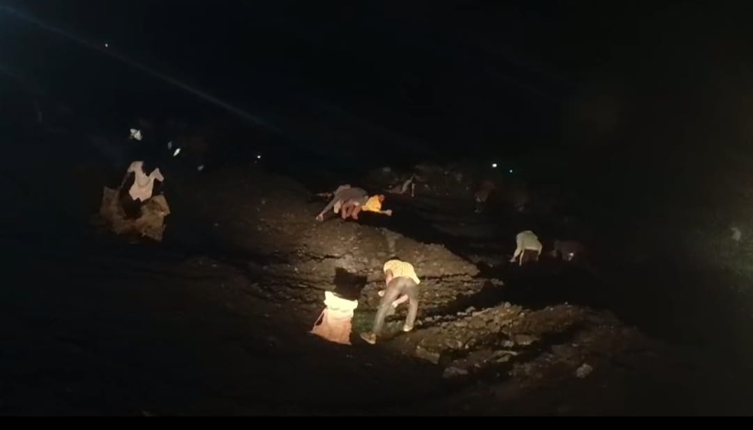 सरगुजा में तगड़ा सेटिंग..आधी रात ग्रामीणों का समूह कर रहा कोयला चोरी