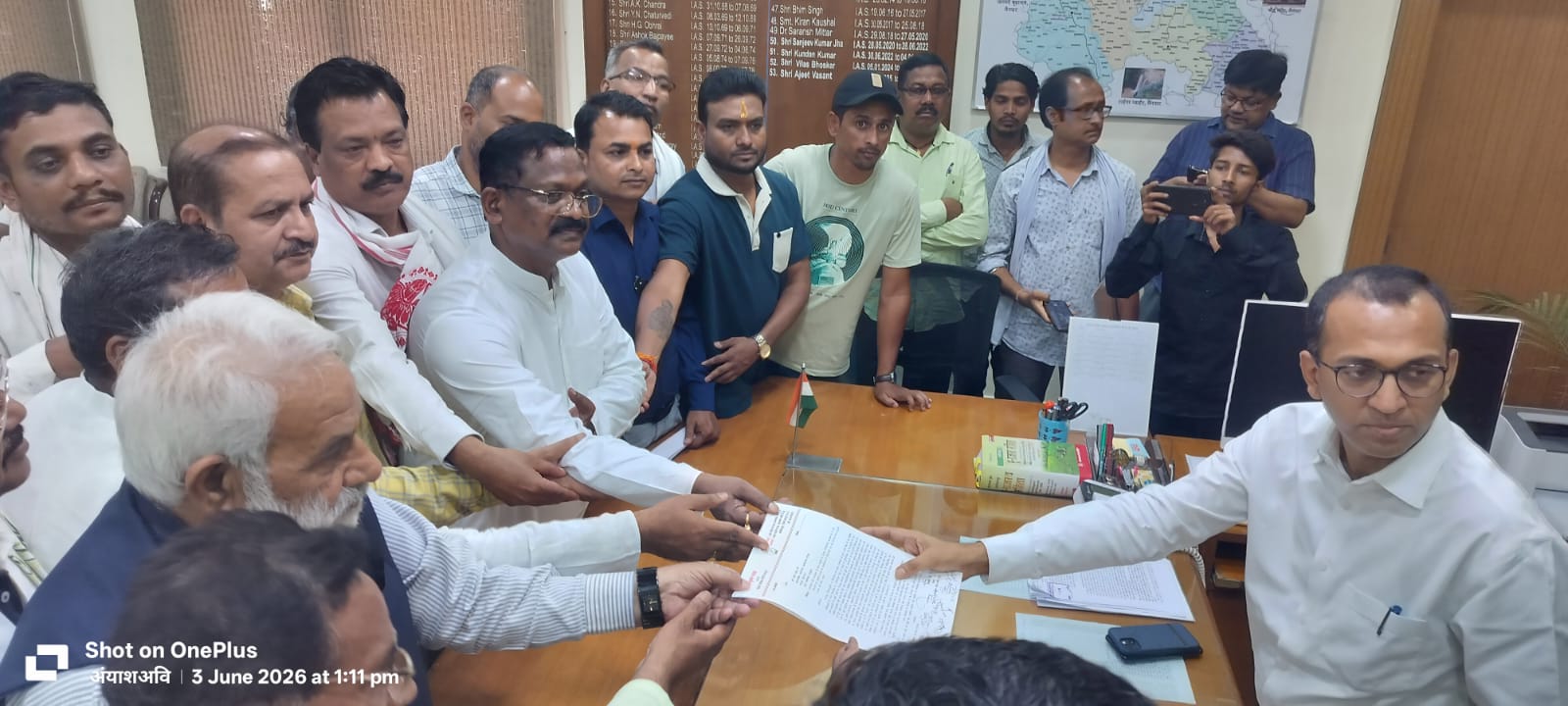 विधायक और तहसीलदार मारपीट मामले को लेकर कांग्रेसी नेताओं ने राज्यपाल के नाम कलेक्टर को सौंपा ज्ञापन