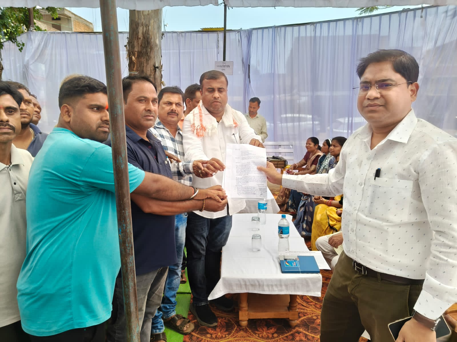 सीएमओ को हटाने की मांग, बस स्टैंड व्यवसायियों ने दी अनिश्चितकालीन बंद की चेतावनी