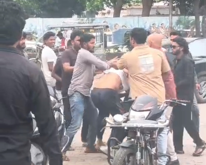 SSP बंगले के सामने दिनदहाड़े दो गुटों में भिड़ंत, गांधी चौक पर झड़प का वीडियो वायरल