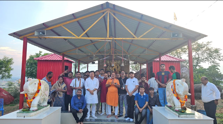 गणपति धाम के प्रवेश द्वार पर भगवान गणेश की भव्य प्रतिमाओं की स्थापना