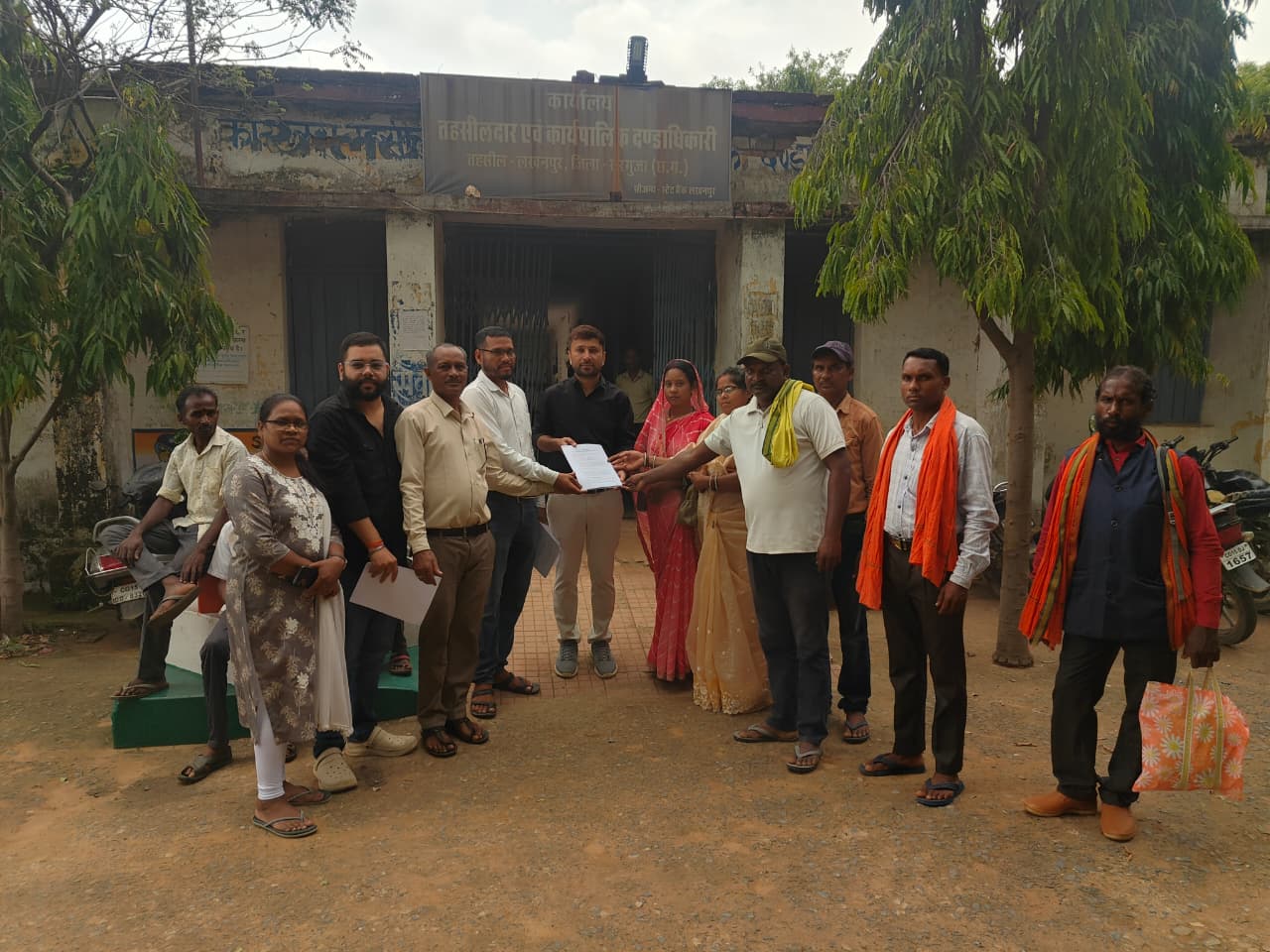 एसीएसईएल प्रबंधन के द्वारा ग्राम कटकोना में जबरन ज़मीन अधिग्रहण और मुवावजा संबंधी मामलों को लेकर ग्रामवासियों ने दिया ज्ञापन