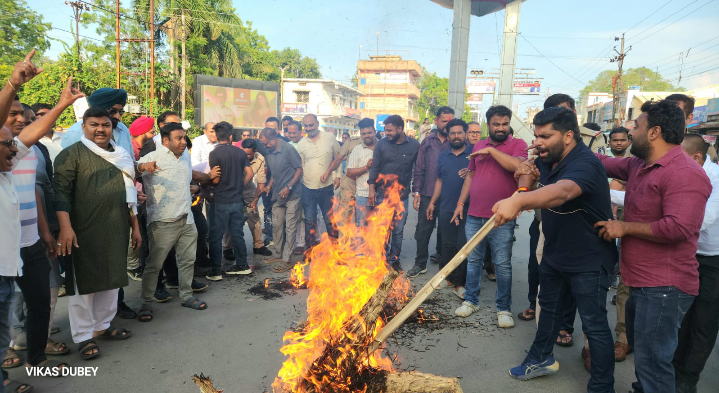 बरसात में 85 गरीबों के घर तोड़े, आश्वासन दिया था फिर भी बुलडोजर! कांग्रेस ने CM का पुतला फूंका