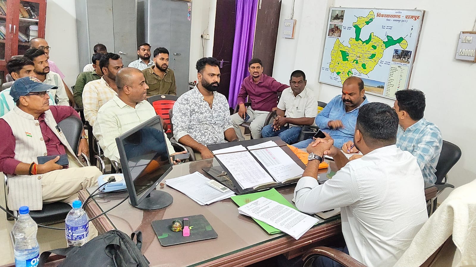 बसों के तय रूट से न चलने को लेकर उपजे विवाद के बीच प्रशासन और जनप्रतिनिधियों की बैठक